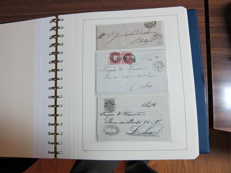 0019 (78).JPG -     Lote:    19      Marcofilia      Lotes Especiais       Descrição:         Portugal. Colecção especializada de carimbos de duplo círculo, tipo 1852, montada em 4 álbuns Lindner, com selos de diversas emissões e cartas, com estudo minucioso de cada marca. Lote a ver.         Lote       Valor Base:     &euro; 2.500,00     Valor Venda:     Retirado     